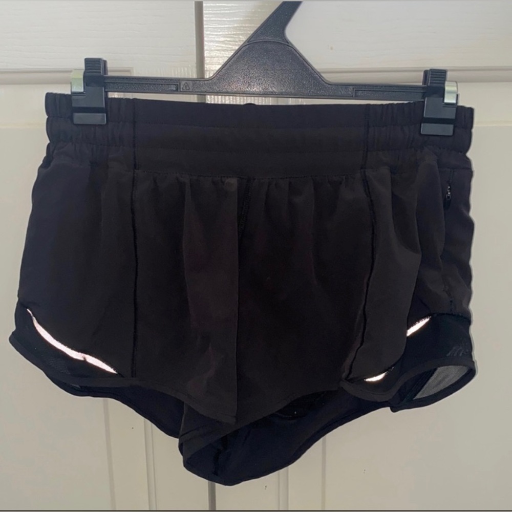 Lulu Lemon Hotty Hot Low-Rise Lined Short 2.5"